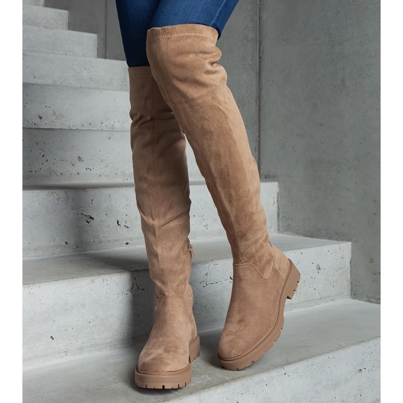 Bruna långa stövlar med platt sula 1