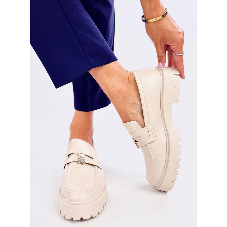 Beige plattform loafers med dekoration 2