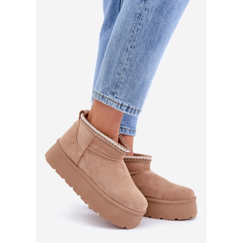 Beige snökängor på en plattform med dekorativa broderier 1