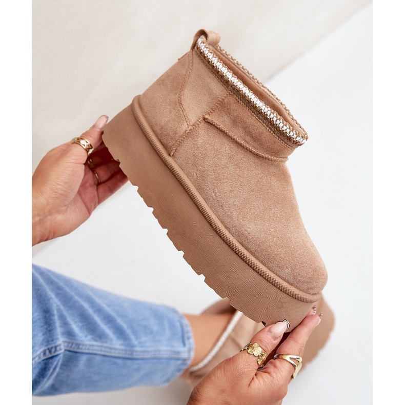 Beige snökängor på en plattform med dekorativa broderier 2