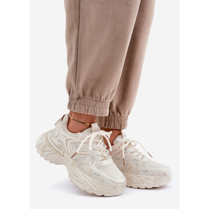 Beige damsneakers med skavsår på plattformen 1