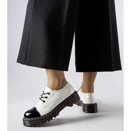 Vita och svarta lackskor 1