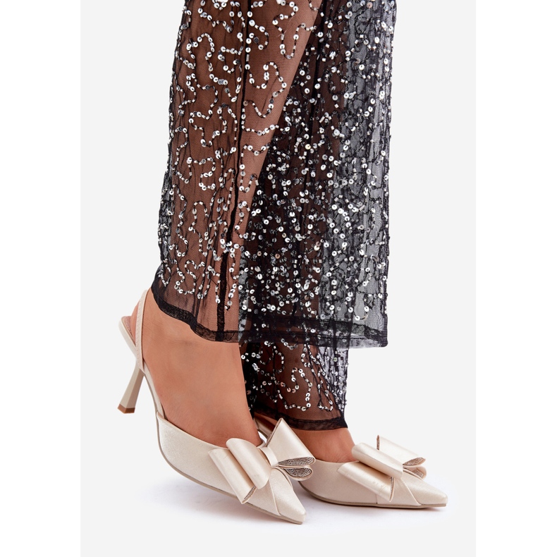 Högklackat i guldtyg med rosett gyllene 1