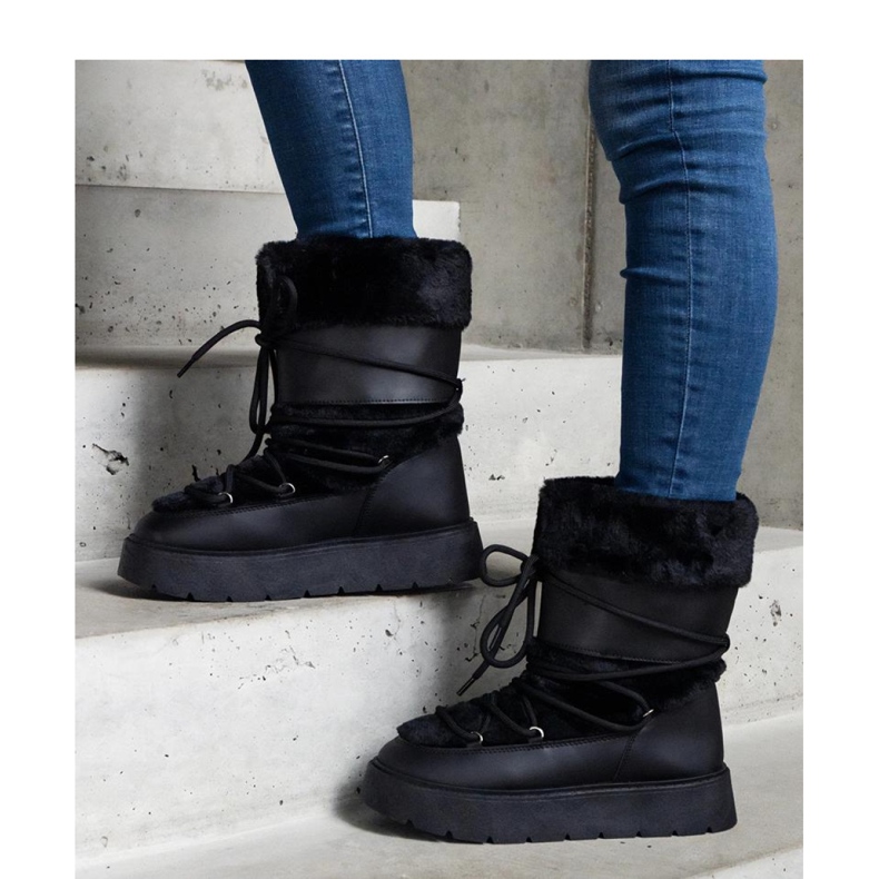 Svarta isolerade snöstövlar med snörning dekorerade med päls 1