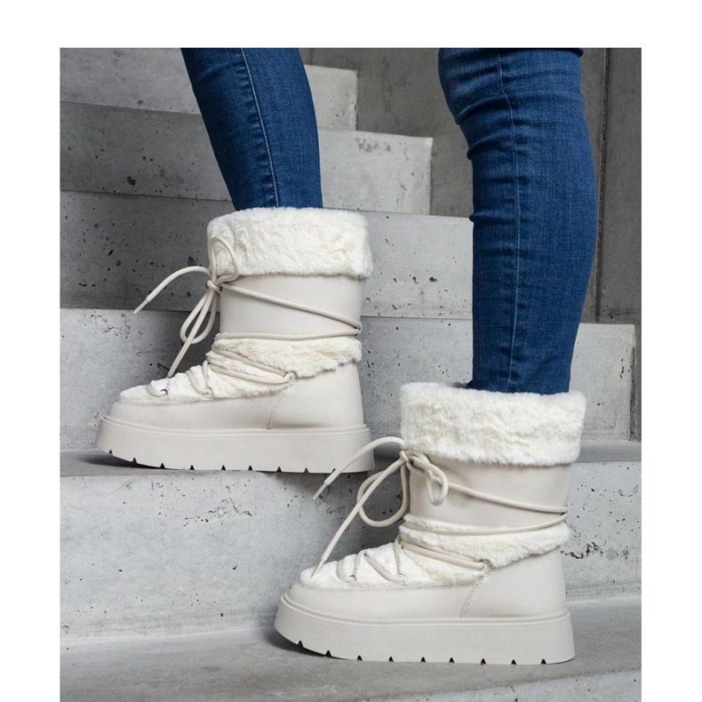 Ljusbeige isolerade snörskor prydda med päls från Istiss - Solea 1