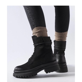 Svarta stövlar med sliten tå, Vadnais - Solea 1