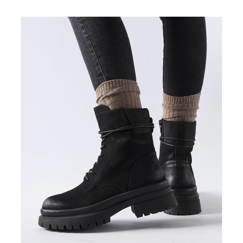 Svarta stövlar med sliten tå, Vadnais - Solea 1