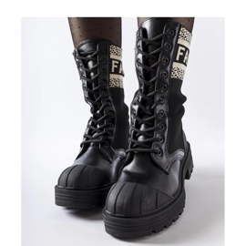 Svarta sockstövlar med en vit Daria - Solea inskription 1