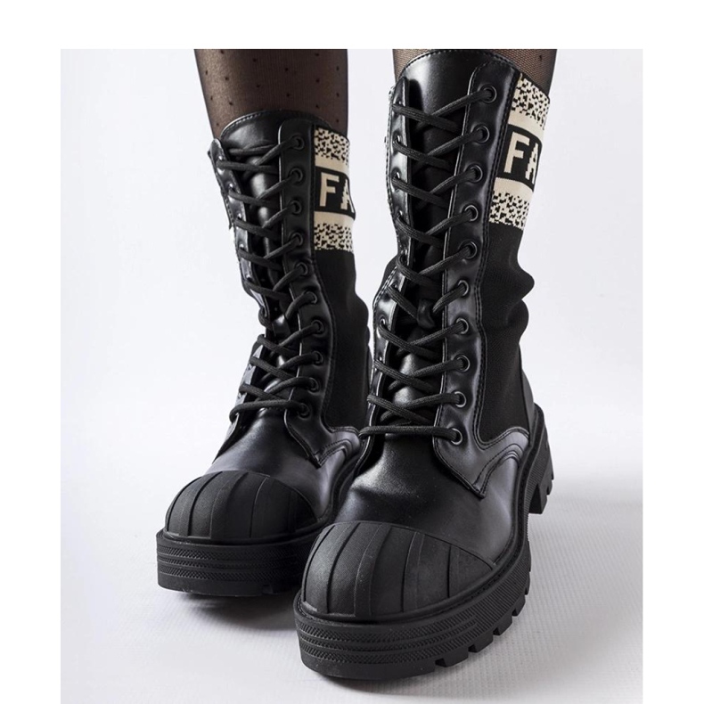 Svarta sockstövlar med en vit Daria - Solea inskription 1