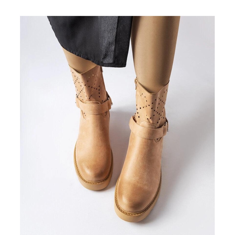 Beige genombrutna stövletter med kedja från Procopio - Solea 1