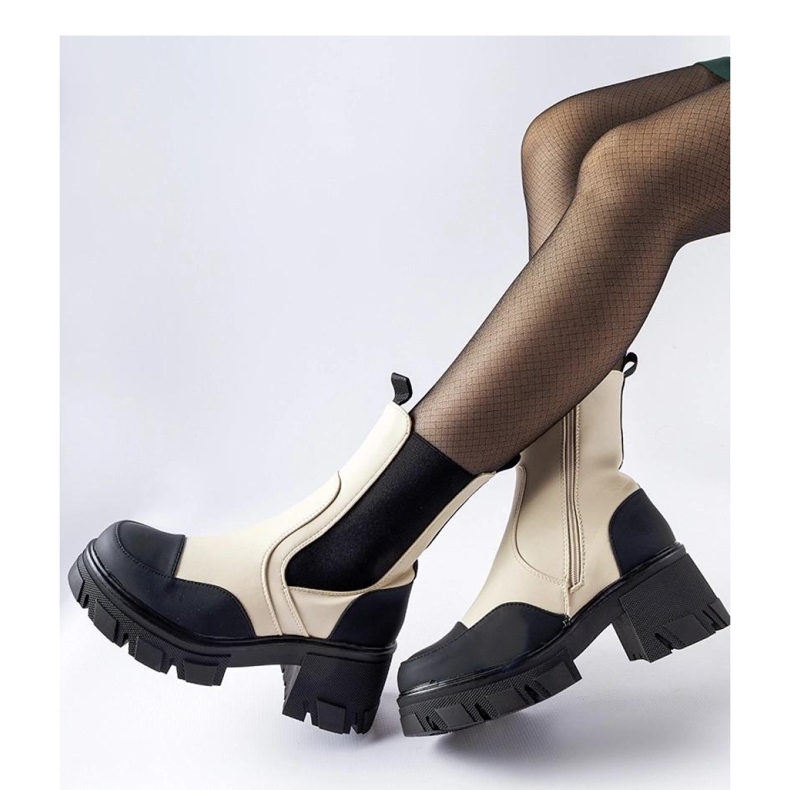 Beige och svarta massiva slip-on stövletter från Mafalda - Solea 1