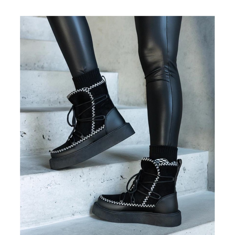 Svarta snöstövlar med snören dekorerade med Mckenzie - Solea-broderi 1