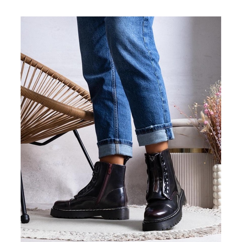 Vinröd isolerade vandringskängor 1