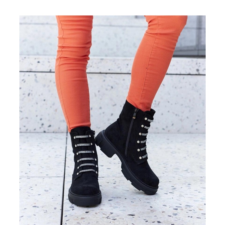 Svarta isolerade ankelboots i ekomocka med strass 1