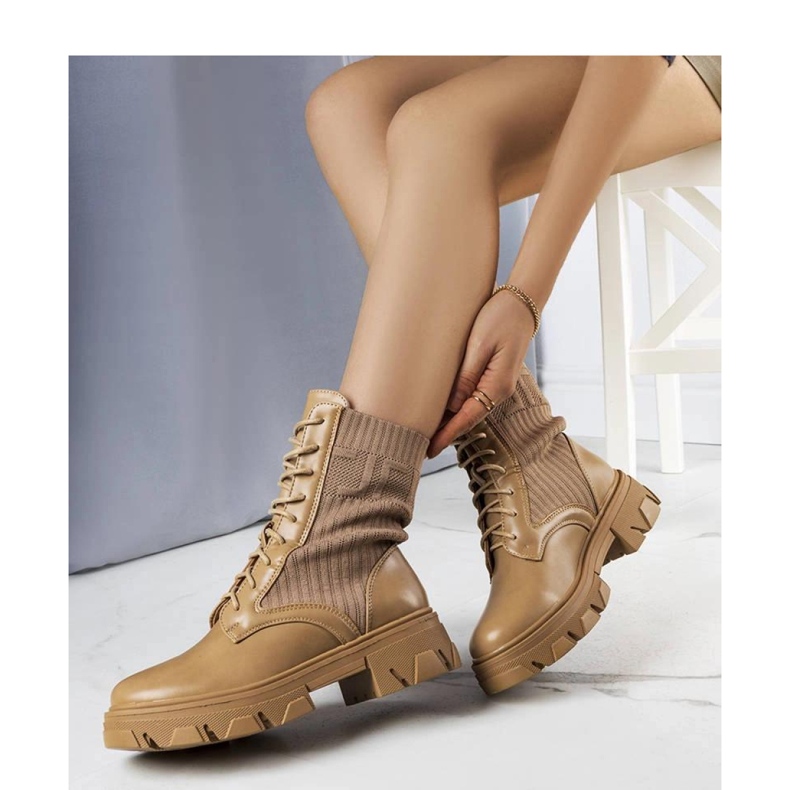 Beige sneakers med en flexibel ovandel 1