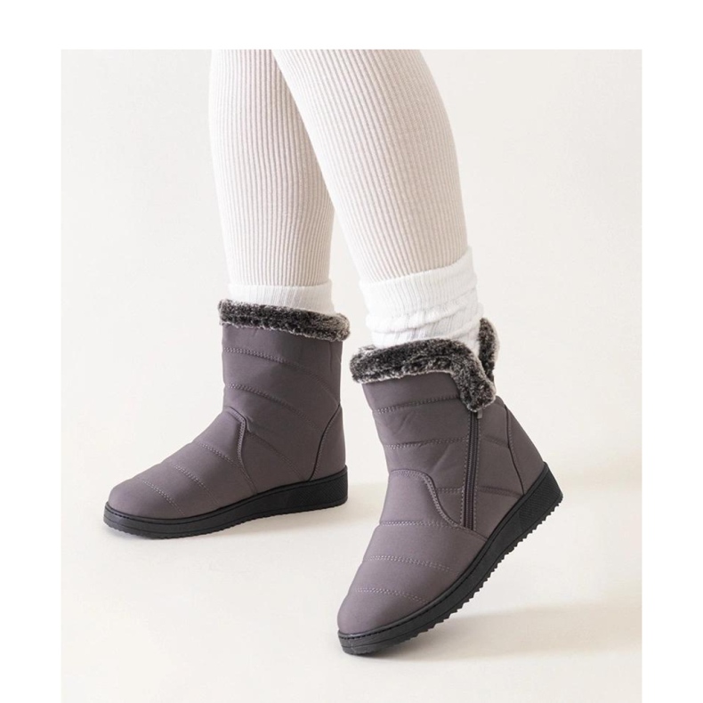 Gråa snöstövlar dekorerade med päls 1