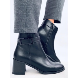 Svarta högklackade stövlar 2