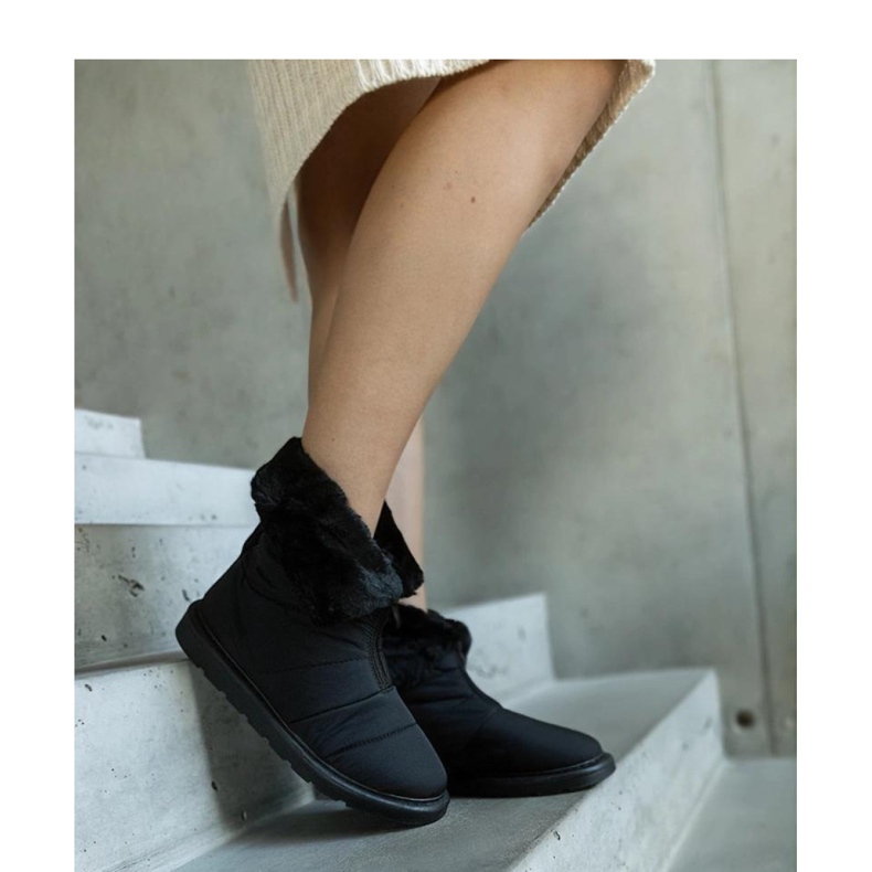 Svarta isolerade snöstövlar med krage 1