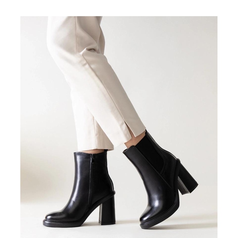 Svarta högklackade ankelboots gjorda av Almase - Solea ekoläder 1