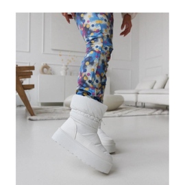 Vita isolerade snöstövlar på Polk - Solea-plattformen 1