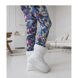 Vita isolerade snöstövlar på Polk - Solea-plattformen 2