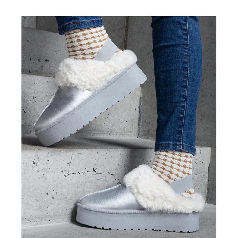 Silver platåtofflor dekorerade med päls med ett elastiskt band vid hälen, Asza - Solea grå 1