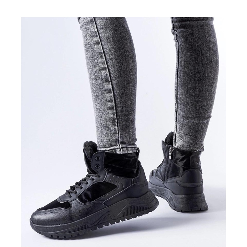 Svarta isolerade höga sneakers från Malles - Solea 1