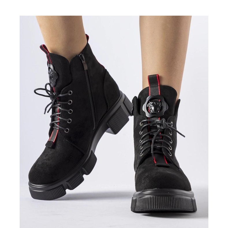 Svarta stövlar dekorerade med röda detaljer Monrency - Solea 1