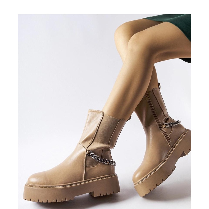 Beige stövletter dekorerade med en kedja från Guglielmo - Solea 1