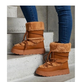 Bruna isolerade snöstövlar dekorerade med päls 1