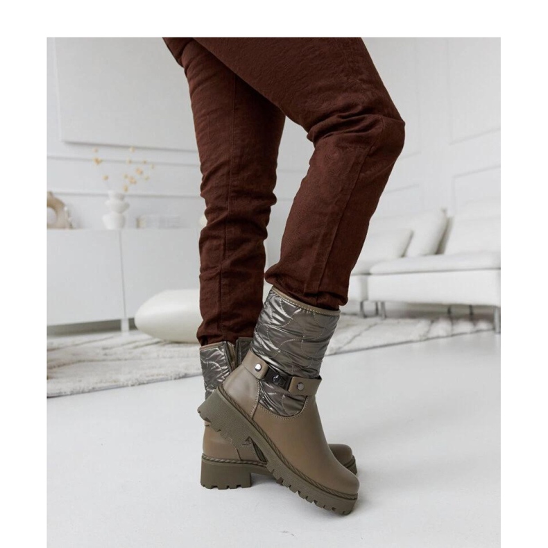 Gröna isolerade stövlar med dekorativ rem 1