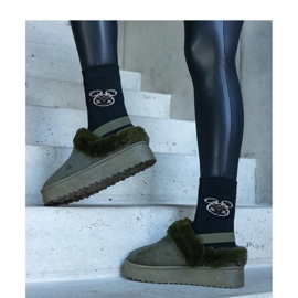 Gröna platåtofflor dekorerade med päls och med ett elastiskt band vid hälen 1