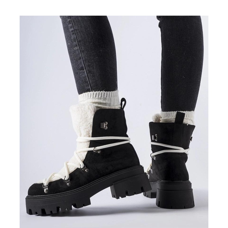 Svarta arbetarstövlar med dekorativ plös 1