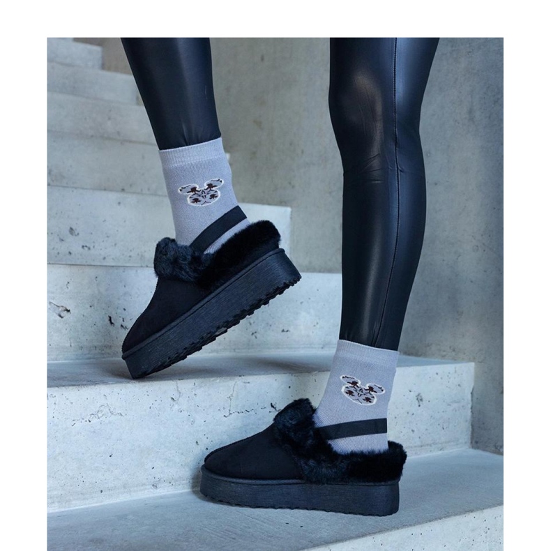Svarta platåtofflor dekorerade med päls och med ett elastiskt band vid hälen 1