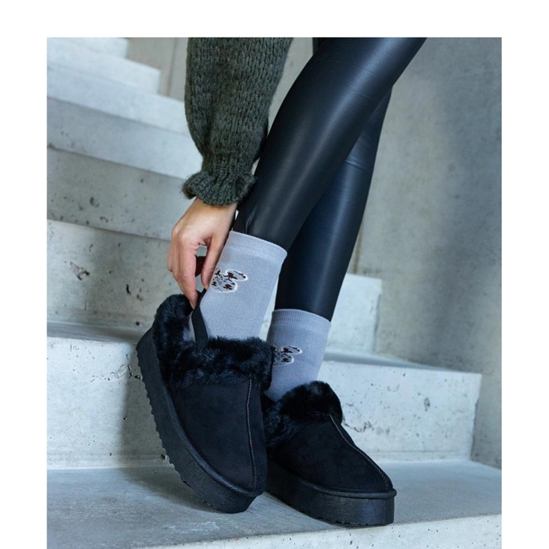 Svarta platåtofflor dekorerade med päls och med ett elastiskt band vid hälen 2