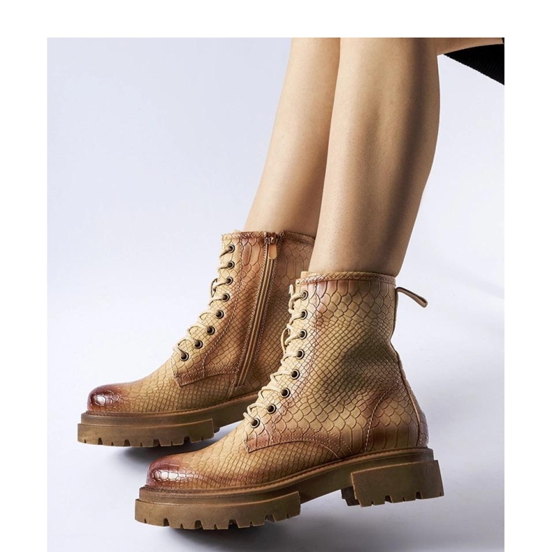 Mörkbeige stövlar med djurtryck 1