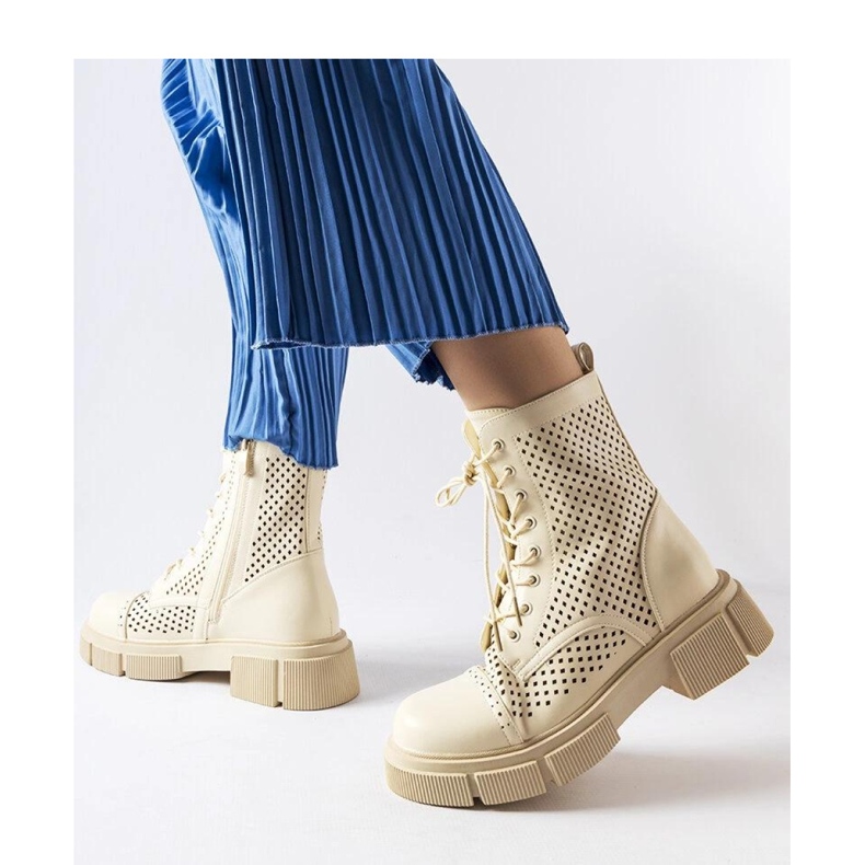 Beige genombrutna stövlar 1
