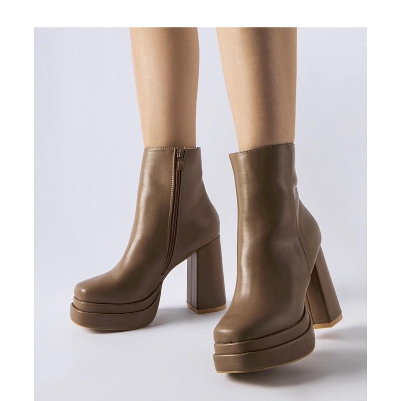 Bruna högklackade stövlar 1