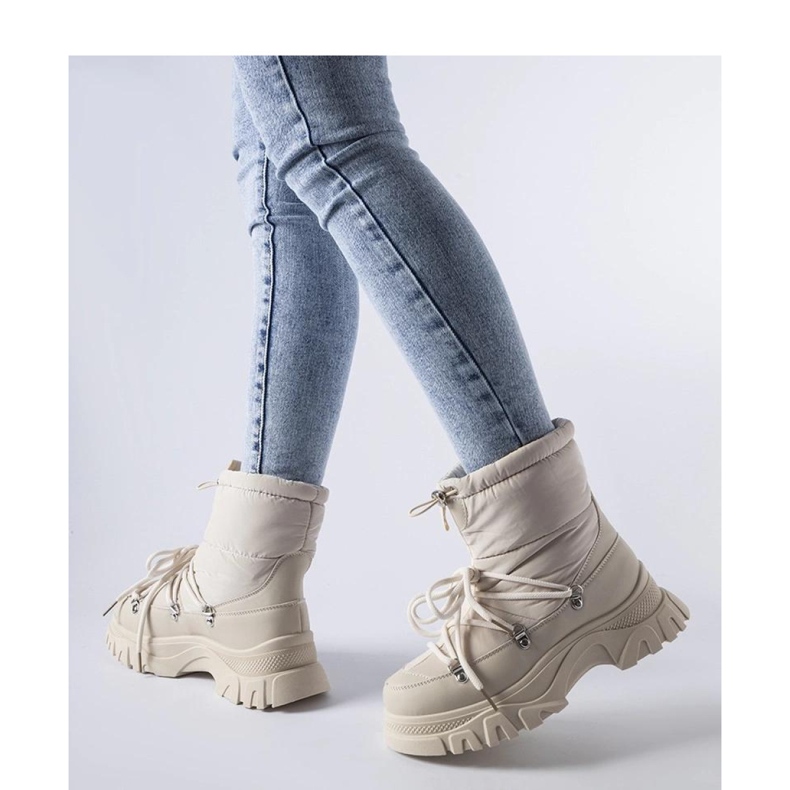 Beige isolerade snökängor 1