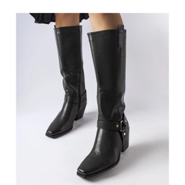 Svarta cowboystövlar på stolpen 1