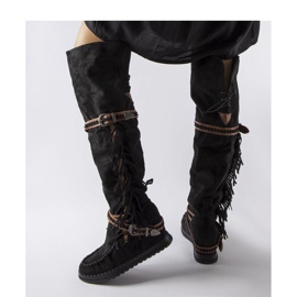 Svarta kilstövlar 1