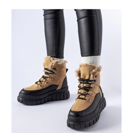 Beige stövlar på en massiv sula 1