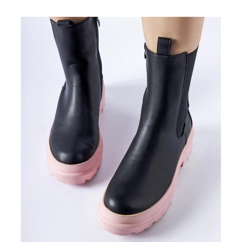 Svarta stövlar med rosa sulor 2