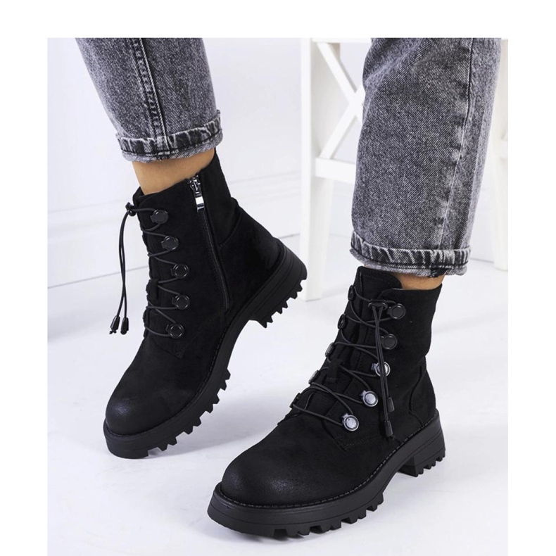 Svarta stövlar i ekomocka 1