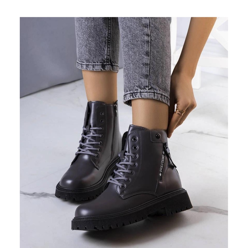 Grå, isolerade vandringsskor 1