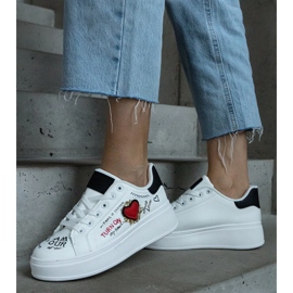 Vita sneakers dekorerade med en lapp och inskriptioner på plattformen 2