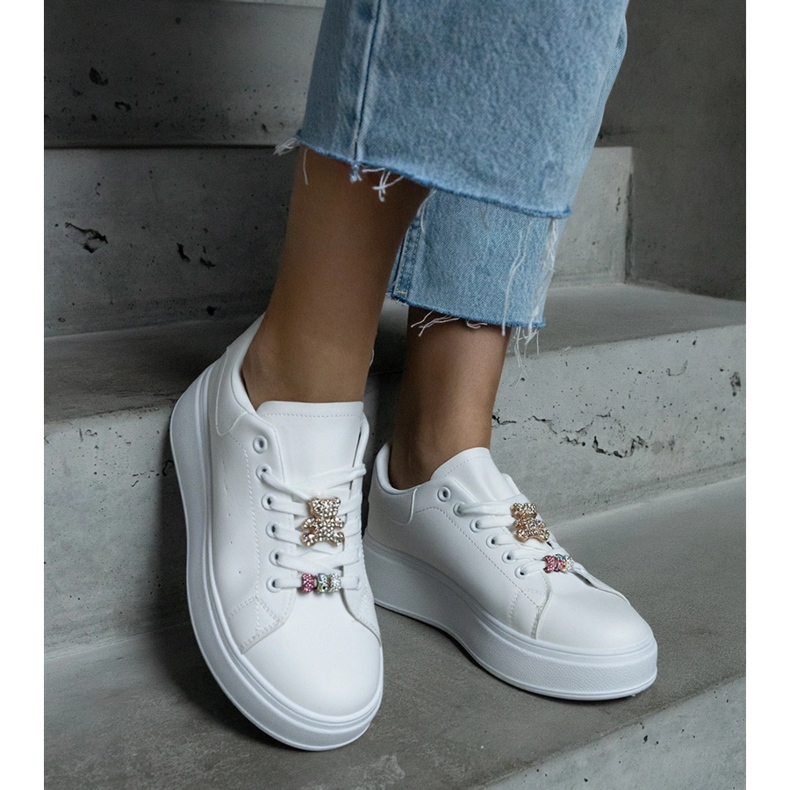 Vita plattformssneakers dekorerade med en nallebjörn 1