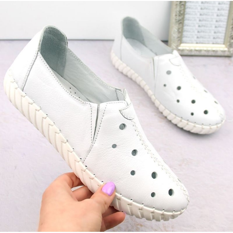 Artiker W HBH66A vita genombrutna läderskor 2