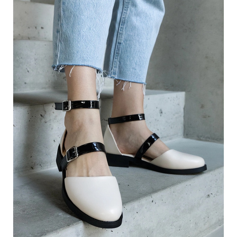 Beige balettlägenheter med spänne 1