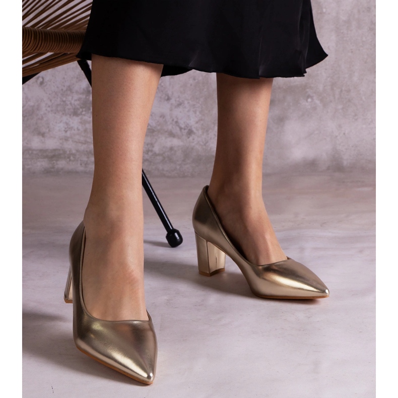 Gyllene pumps på pelaren 1